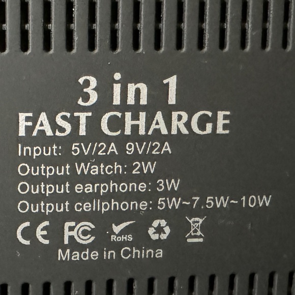 SWISSTEK 3-in-1 charging station for Apple IPhone, AirPods and Apple Watch - Picture 5 of 7